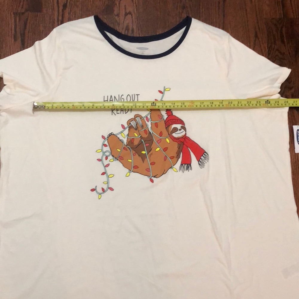 Old Navy EveryWear Christmas Graphic Plus-Size Tee - Picture 7 of 8
